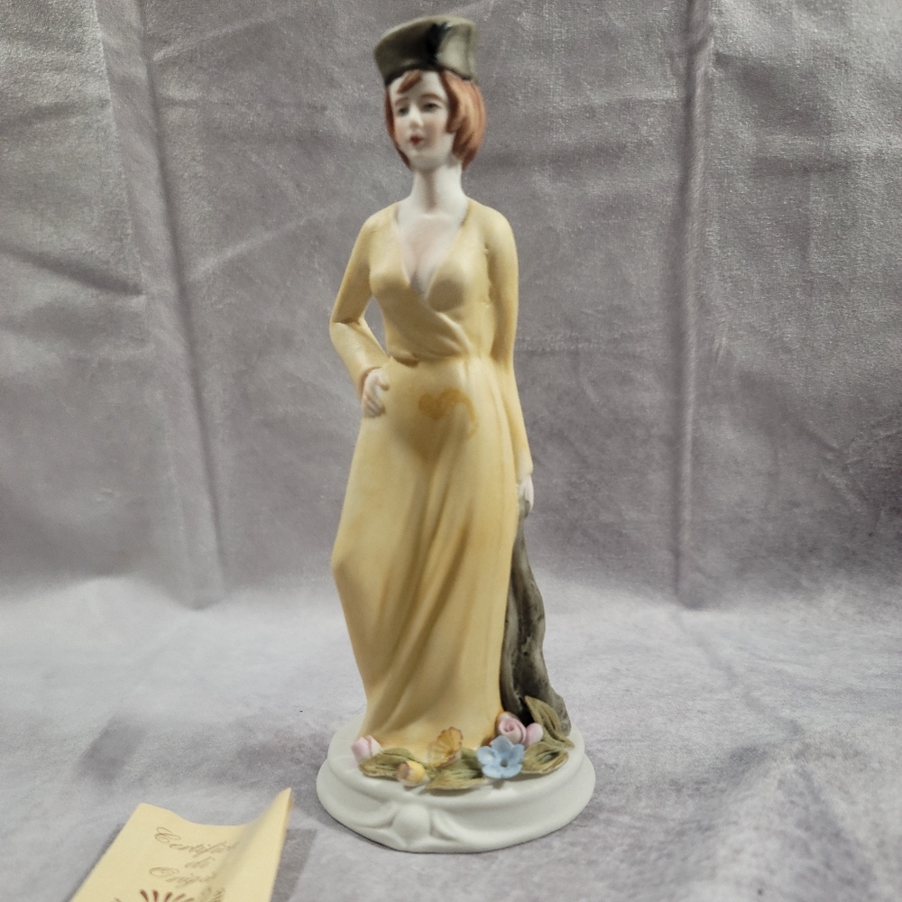 Vintage Nuova CAPODIMONTE Lady Figurine - 7x3